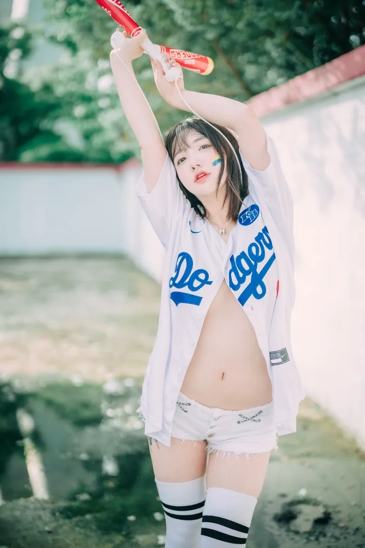 Son Ye-Eun Cheer Up in the Summer